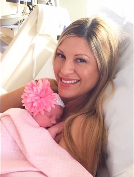 Olga Ospina with her new born daughter Sophie at the hospital bed
